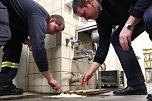 Kameraden der Nordh&auml;user Berufsfeuerwehr demonstrieren die Wirkung des Bindemittels (Foto: nnz)