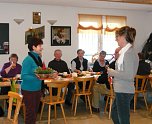 Gefeiert: Die Mitglieder des Ortsverbandes hatten auch ihre Vorsitzende nicht vergessen und dankten ihr mit einem Pr&auml;sent. (Foto: Dietmar Buchardt)
