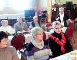 Jahresausklang: Vorsitzende Ingrid Müller begrüßt mit Freude die Mitglieder und Gäste zu der gut besuchten Veranstaltung. (Foto: M. Müller) Jahresausklang: Vorsitzende Ingrid Müller begrüßt mit Freude die Mitglieder und Gäste zu der gut besuchten Veranstaltung. (Foto: M. Müller)