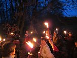 Mit Fackeln unterwegs (Foto: M. Kappler)