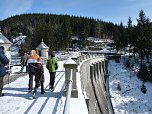 Wasser verbindet: Auf der Staumauer der Talsperre Neustadt (Foto: Andr&eacute; Richter)