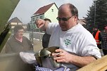 Manfred Handke und Roswitha Knopf sowie Henry Spannaus auf dem Traktor fuhren und reichten die schmackhafte Suppe aus (Foto: nnz)