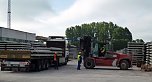 Gro&szlig;auftrag: Beladen der Lkw (Foto: HABAU Heringen)