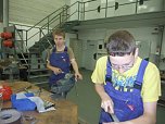 Mirco Breitenbach und Maximilian Heisig in der Lehrwerkstatt der Harz Guss Zorge GmbH (Foto: privat)