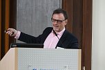 Symposium: Prof. Dr. Kahl bei seinem Vortrag (Foto: nnz)