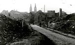 Dieses Bild entstand 1945 in der Blasiistraße. Im Hintergrund sind die Türme des Doms zu sehen, die glücklicherweise vom Bombenhagel verschont blieben. Sie sind der verbliebene Orientierungspunkt. (Foto: Archiv Fritz Schmalz) Dieses Bild entstand 1945 in der Blasiistraße. Im Hintergrund sind die Türme des Doms zu sehen, die glücklicherweise vom Bombenhagel verschont blieben. Sie sind der verbliebene Orientierungspunkt. (Foto: Archiv Fritz Schmalz)