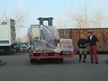 Transport des Linearbeschleunigers mit Gabelstabler  (Foto: SHK)