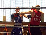 Schon im Halbfinale der Halbschwergewichtler tat sich der Nordhäuser Patrick Esther (blaues Dress) gegen Daniel Schneider (BV Weimar) schwer. Seine Leistung reichte dennoch für das Finale. (Foto: Sandra Arm) Schon im Halbfinale der Halbschwergewichtler tat sich der Nordhäuser Patrick Esther (blaues Dress) gegen Daniel Schneider (BV Weimar) schwer. Seine Leistung reichte dennoch für das Finale. (Foto: Sandra Arm)