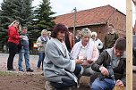  Frau Winkler-K&ouml;hler, Ortsteilb&uuml;rgermeisterin von Herreden, zusammen mit Frau und Herrn Keil, Wirtsleute der ortsans&auml;ssigen Gastst&auml;tte, beteiligten sich an einem Baumstandort an der Neugestaltung. (Foto: I. Bergmann|Stadtverwaltung Nordhausen)