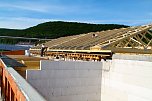 Das Dach kommt drauf (Foto: Bernd Peter)