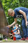 Gemeinsam den Pinsel schwingen: Moritz, Stella, Heiko und drei weiter Humboldt-Sch&uuml;ler verpassen dem Holz auf dem Rothleimm&uuml;hlen-Gel&auml;nde einen neuen Anstrich. (Foto: Mathias Daniel)