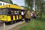 Mit der Tschu-Tschu-Bahn ging es rund um den S&uuml;&szlig;en See am Campingplatz vorbei. Bahnfahrer Mario Pohl lobte den Nordh&auml;user Investor Heck. (Foto: Kurt Frank)