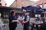 Für Gastwirtin Steffi Holzheuer gab es zur Eröffnung Blumen und Glückwünsche. Hier überreicht ihr Lothar Neudeck vom Nordhäuser Männerchor einen Strauß. (Foto: Kurt Frank) Für Gastwirtin Steffi Holzheuer gab es zur Eröffnung Blumen und Glückwünsche. Hier überreicht ihr Lothar Neudeck vom Nordhäuser Männerchor einen Strauß. (Foto: Kurt Frank)