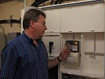 Jochen Herms pr&uuml;ft die Einspeisung der Photovoltaikanlage (Foto: WBG)