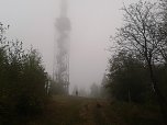  Der Carlshausturm (626 m, Stempel 51) im Nebel (Foto: Bodo Schwarzberg)