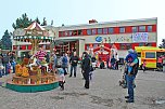 Doppelter Wirbelwind: Beim Kinderfest freuten sich Groß und Klein über Karussell, Zuckerwatte, Hüpfburg und Tombola. (Foto: JUH) Doppelter Wirbelwind: Beim Kinderfest freuten sich Groß und Klein über Karussell, Zuckerwatte, Hüpfburg und Tombola. (Foto: JUH)