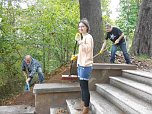 Studierende beim Arbeitseinsatz im Park Hohenrode (Foto: privat)