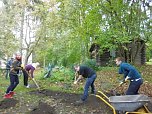Studierende beim Arbeitseinsatz im Park Hohenrode (Foto: privat)