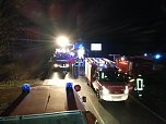 Auto brannte nach Unfall auf der B 243 aus (Foto: Feuerwehr Gro&szlig;wechsungen)