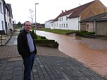 Heinrich Querfurt ist sauer: Stra&szlig;e und Keller stehen unter Wasser. (Foto: nnz)