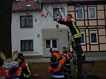 Viele Helfer packten beim schm&uuml;cken des Osterbaums f&uuml;r die Gemeinde Harztor mit an (Foto: Zukunft Harztor e.V.)
