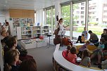 Martina Zimmermann brachte zu den Dienstagsgeschichten in der Nordhäuser Bibliothek ihren "Kaiser" mit (Foto: Angelo Glashagel) Martina Zimmermann brachte zu den Dienstagsgeschichten in der Nordhäuser Bibliothek ihren "Kaiser" mit (Foto: Angelo Glashagel)