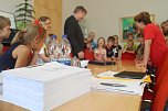 Dem OB &uuml;ber die Schulter geschaut - die Grundsch&uuml;ler aus Niedersalza durften Klaus Zeh mit Fragen l&ouml;chern (Foto: Angelo Glashagel)