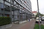Wie ein Industrieklotz wirkt der Wohnblock der�St&auml;dtischen�Wohnungsbaugesellschaft. &Uuml;ber mehr Gr&uuml;n w&auml;re man hier froh. (Foto: Kurt Frank)