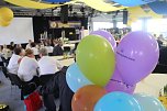 Volles Haus bei Henning Bau - die Urbacher Firma feierte 25j&auml;hriges Jubil&auml;um (Foto: Angelo Glashagel)