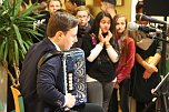 Vom Advenstkranz bis zum selbstgebackenen Pl&auml;tzchen konnte man auf dem Weihnachtsbasar der Nordh&auml;user Petersbergschule viel entdecken und naschen (Foto: Angelo Glashagel)