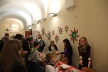 Vom Advenstkranz bis zum selbstgebackenen Pl&auml;tzchen konnte man auf dem Weihnachtsbasar der Nordh&auml;user Petersbergschule viel entdecken und naschen (Foto: Angelo Glashagel)