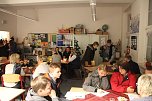 Vom Advenstkranz bis zum selbstgebackenen Pl&auml;tzchen konnte man auf dem Weihnachtsbasar der Nordh&auml;user Petersbergschule viel entdecken und naschen (Foto: Angelo Glashagel)