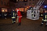 Unendliche Dankbarkeit beim Nikolaus für die freundliche Unterstützung durch die Hettstedter Feuerwehrleute. Ohne sie hätte der Nikolaus eine mühsame Reise im Schlitten auf sich nehmen müssen - ohne Schnee ein mühsames Vorhaben. (Foto: Jochen Miche) Unendliche Dankbarkeit beim Nikolaus für die freundliche Unterstützung durch die Hettstedter Feuerwehrleute. Ohne sie hätte der Nikolaus eine mühsame Reise im Schlitten auf sich nehmen müssen - ohne Schnee ein mühsames Vorhaben. (Foto: Jochen Miche)