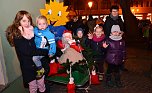 Die Sonnenscheinkinder waren wieder einmal die Pfiffigsten auf dem Markt. Sie zeigten dem Nikolaus, wie man ebenfalls bei Schneemangel sein Ziel erreichen kann: mit dem Handwagen. In dem hatte es sich übrigens schon der Weihnachtsmann gemütlich gemacht, der auf dem Heimweg den Sack voller Süßigkeiten bewachte. (Foto: Jochen Miche) Die Sonnenscheinkinder waren wieder einmal die Pfiffigsten auf dem Markt. Sie zeigten dem Nikolaus, wie man ebenfalls bei Schneemangel sein Ziel erreichen kann: mit dem Handwagen. In dem hatte es sich übrigens schon der Weihnachtsmann gemütlich gemacht, der auf dem Heimweg den Sack voller Süßigkeiten bewachte. (Foto: Jochen Miche)