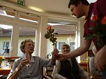 Blumen f&uuml;r die Damen - Frauentag im Sonnenhof (Foto: Sandra Hoche)
