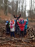 Klasse Wald!: Auch ohne Schnee: Viel Spa&szlig; im Winterwald � hier erleben die Kinder mit Projektleiterin Jana Henning-Jacob spielerisch, was ein Eichh&ouml;rnchen alles tun muss, damit es den Winter &uuml;berlebt.  (Foto: privat)