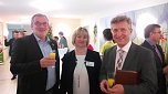 Oberbürgermeister Dr. Klaus Zeh und Beigeordneter des Landkreises, Stefan Nüßle, nahmen Heimleiterin Annett Tolle gern in ihre Mitte. (Foto: Kurt Frank) Oberbürgermeister Dr. Klaus Zeh und Beigeordneter des Landkreises, Stefan Nüßle, nahmen Heimleiterin Annett Tolle gern in ihre Mitte. (Foto: Kurt Frank)