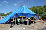 Zirkuszelt wird aufgebaut (Foto: J. Piper)