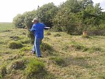 Mit Freischneider und Harke (Foto: Bodo Schwarzberg)