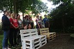 Die Klasse 8a der Nordh&auml;user Pestalozzi-Schule mit Helfern und Unterst&uuml;tzern vor ihren selbst gebauten M&ouml;belst&uuml;cken (Foto: Angelo Glashagel)