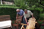 J&uuml;rgen Kleinschmidt (links), langj&auml;hriger Vorsitzender der Kleingartenanlage, bewundert das handwerkliche Geschick Dieter Heimanns. (Foto: Kurt Frank)