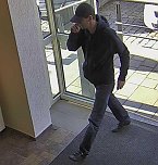 Wer kennt diesen Mann? (Foto: Polizei) Wer kennt diesen Mann? (Foto: Polizei)