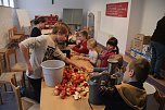 Apfelsaft für ein ganzes Jahr - im Kinderkirchenladen fand man heute wieder jede Menge zu tun (Foto: Angelo Glashagel) Apfelsaft für ein ganzes Jahr - im Kinderkirchenladen fand man heute wieder jede Menge zu tun (Foto: Angelo Glashagel)