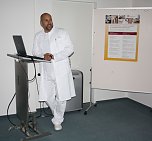 Dr. Andreas Ubl, Wirbels&auml;ulenchirurg, erkl&auml;rte den Eingriff der Knochenzementauff&uuml;llung . (Foto: J. Weller)