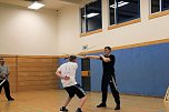 Paul Becker zeigte in der Petersberg-Turnhalle wie man richtig mit dem Schwert umgeht (Foto: Peter Blei) Paul Becker zeigte in der Petersberg-Turnhalle wie man richtig mit dem Schwert umgeht (Foto: Peter Blei)