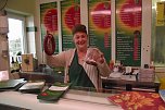 Eine Wild-Knackwurst oder einen Rehr&uuml;cken? Christa Teschner hat im Verkaufsladen ein vielf&auml;ltiges Angebot parat. (Foto: Kurt Frank)