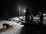 Auf's Glatteis geführt - Feuerwehr Neustadt probte den Ernstfall (Foto: C. Burkert) Auf's Glatteis geführt - Feuerwehr Neustadt probte den Ernstfall (Foto: C. Burkert)