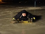 Auf's Glatteis geführt - Feuerwehr Neustadt probte den Ernstfall (Foto: C. Burkert) Auf's Glatteis geführt - Feuerwehr Neustadt probte den Ernstfall (Foto: C. Burkert)