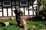 Ein Holzschnitzer zeigte Proben seines K&ouml;nnens bei einer Veranstaltung der J&auml;ger in Neustadt. (Foto: Kurt Frank)