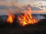 Zwei Osterfeuer in Neustadt (Foto: Ch. Burkert)